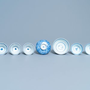 Une collection variée de tasses et soucoupes en porcelaine de Chine en bleu et blanc, Kangxi — photo 16