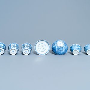 Une collection variée de tasses et soucoupes en porcelaine de Chine en bleu et blanc, Kangxi — photo 17