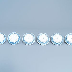 Une collection variée de tasses et soucoupes en porcelaine de Chine en bleu et blanc, Kangxi — photo 3
