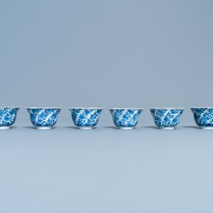 Une collection variée de tasses et soucoupes en porcelaine de Chine en bleu et blanc, Kangxi — photo 6