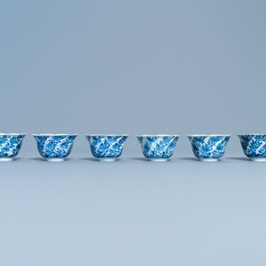 Une collection variée de tasses et soucoupes en porcelaine de Chine en bleu et blanc, Kangxi — photo 8