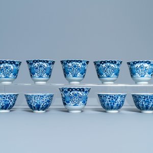 Une collection variée de tasses et soucoupes en porcelaine de Chine famille rose et en bleu et blanc, Qianlong et 19ème — photo 9