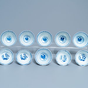 Une collection variée de tasses et soucoupes en porcelaine de Chine famille rose et en bleu et blanc, Qianlong et 19ème — photo 10