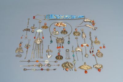 Une collection variée en argent incrusté d'agate et jade, Chine, 19/20ème