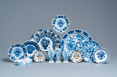 Une collection variée en faïence de Delft en bleu, blanc et polychrome, 18ème