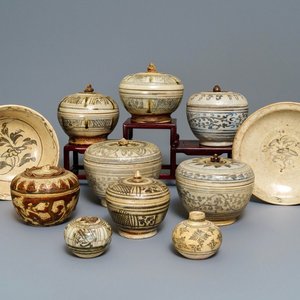 Une collection variée en grès émaillé, Thaïlande, Sawankhalok, 15ème — photo 1