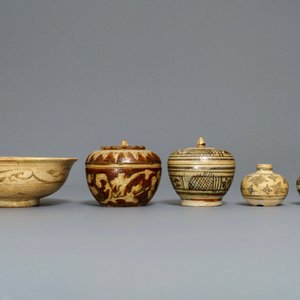 Une collection variée en grès émaillé, Thaïlande, Sawankhalok, 15ème — photo 16