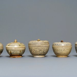 Une collection variée en grès émaillé, Thaïlande, Sawankhalok, 15ème — photo 3