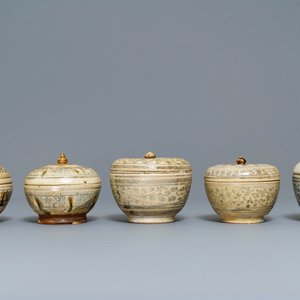 Une collection variée en grès émaillé, Thaïlande, Sawankhalok, 15ème — photo 4