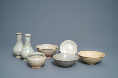 Une collection variée en grès porcelaineux à couverte qingbai et crème, Song et après