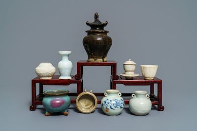 Une collection variée en grès, terre cuite et porcelaine de Chine, Jin et après