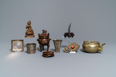Une collection variée en metal paktong, bronze doré et argent, Chine et Inde, 17ème et après