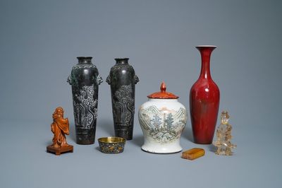 Une collection variée en porcelaine, bronze, bois et pierres dures, Chine, 19/20ème