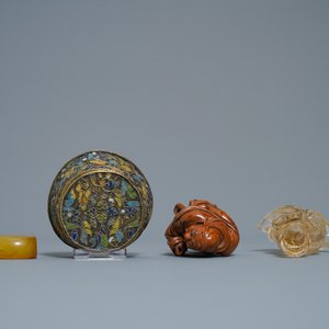 Une collection variée en porcelaine, bronze, bois et pierres dures, Chine, 19/20ème — photo 13