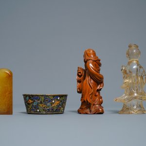 Une collection variée en porcelaine, bronze, bois et pierres dures, Chine, 19/20ème — photo 10