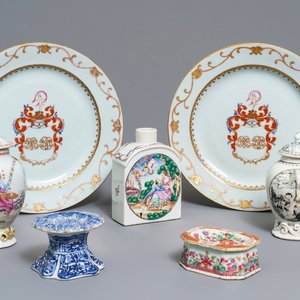 Une collection variée en porcelaine de Chine bleu et blanc et famille rose d'exportation, Kangxi/Qianlong — photo 1