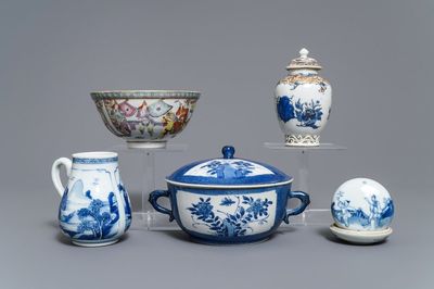 Une collection variée en porcelaine de Chine bleu et blanc et famille rose, Kangxi et après