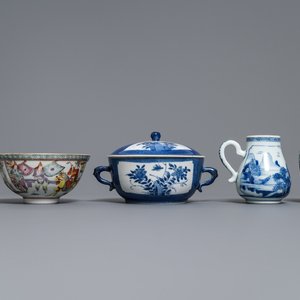 Une collection variée en porcelaine de Chine bleu et blanc et famille rose, Kangxi et après — photo 2