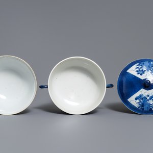 Une collection variée en porcelaine de Chine bleu et blanc et famille rose, Kangxi et après — photo 6