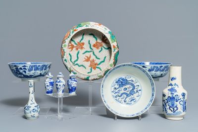 Une collection variée en porcelaine de Chine bleu et blanc et famille verte, 19ème