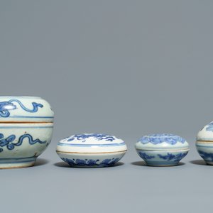 Une collection variée en porcelaine de Chine bleu et blanc, Ming et après — photo 8