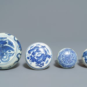Une collection variée en porcelaine de Chine bleu et blanc, Ming et après — photo 9