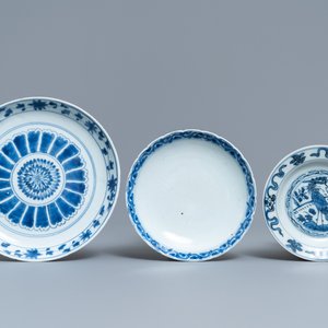 Une collection variée en porcelaine de Chine bleu et blanc, Ming — photo 2