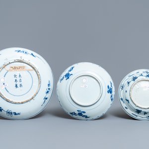 Une collection variée en porcelaine de Chine bleu et blanc, Ming — photo 3