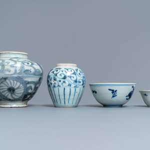 Une collection variée en porcelaine de Chine bleu et blanc, Ming — photo 5