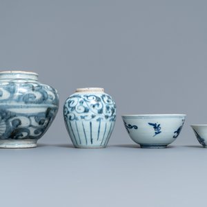 Une collection variée en porcelaine de Chine bleu et blanc, Ming — photo 7