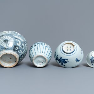 Une collection variée en porcelaine de Chine bleu et blanc, Ming — photo 9