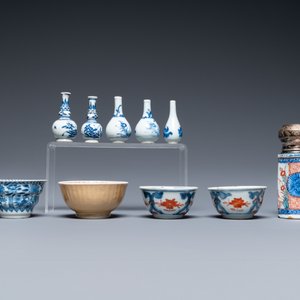 Une collection variée en porcelaine de Chine en bleu et blanc, famille rose et de style Imari, Kangxi/Qianlong — photo 7