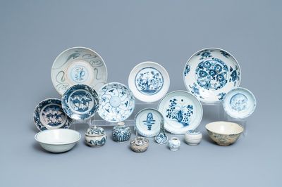 Une collection variée en porcelaine de Chine en bleu et blanc, Ming et après