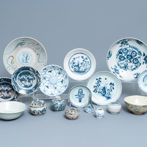 Une collection variée en porcelaine de Chine en bleu et blanc, Ming et après — photo 1