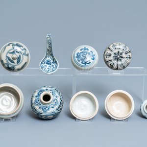 Une collection variée en porcelaine de Chine en bleu et blanc, Ming et après — photo 15