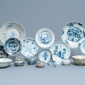 Une collection variée en porcelaine de Chine en bleu et blanc, Ming et après — photo 2