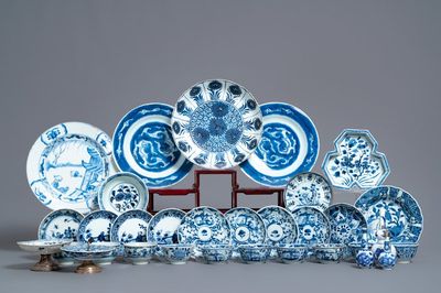 Une collection variée en porcelaine de Chine en bleu et blanc, Ming et Kangxi