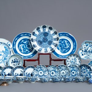 Une collection variée en porcelaine de Chine en bleu et blanc, Ming et Kangxi — photo 1