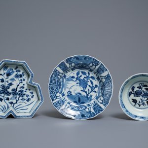 Une collection variée en porcelaine de Chine en bleu et blanc, Ming et Kangxi — photo 19