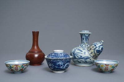 Une collection variée en porcelaine de Chine et grès de Yixing, Ming et après