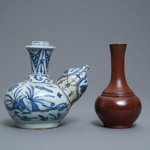 Une collection variée en porcelaine de Chine et grès de Yixing, Ming et après — photo 8