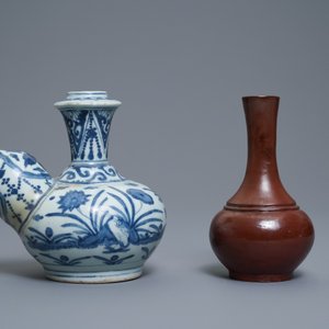 Une collection variée en porcelaine de Chine et grès de Yixing, Ming et après — photo 10