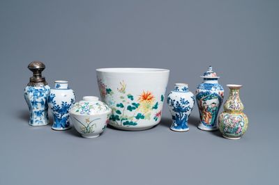 Une collection variée en porcelaine de Chine famille rose et en bleu et blanc, 18/19ème
