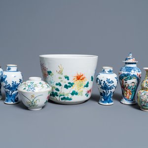 Une collection variée en porcelaine de Chine famille rose et en bleu et blanc, 18/19ème — photo 1