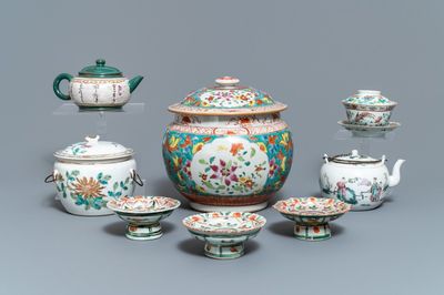 Une collection variée en porcelaine de Chine famille rose et une théière en grès de Yixing, 18/19ème