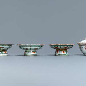 Une collection variée en porcelaine de Chine famille rose et une théière en grès de Yixing, 18/19ème — photo 12