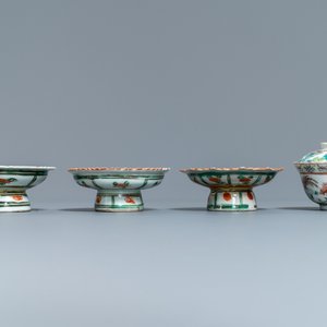 Une collection variée en porcelaine de Chine famille rose et une théière en grès de Yixing, 18/19ème — photo 13