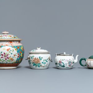 Une collection variée en porcelaine de Chine famille rose et une théière en grès de Yixing, 18/19ème — photo 2
