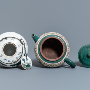 Une collection variée en porcelaine de Chine famille rose et une théière en grès de Yixing, 18/19ème — photo 8