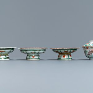 Une collection variée en porcelaine de Chine famille rose et une théière en grès de Yixing, 18/19ème — photo 10